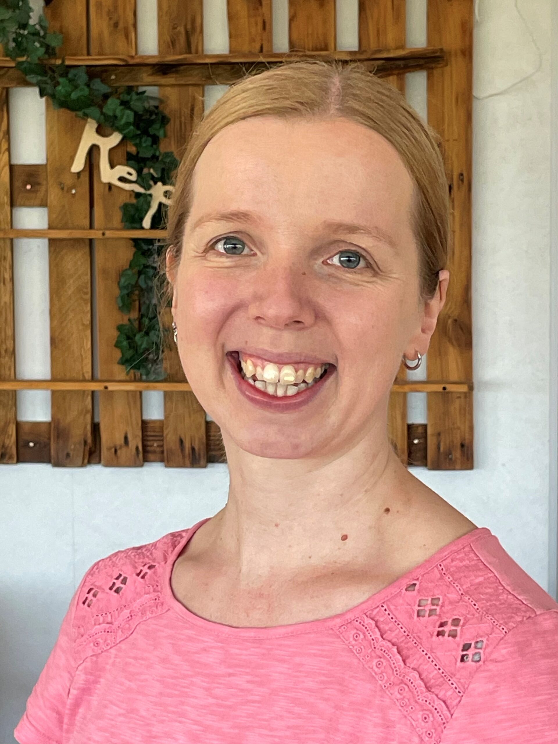 Christina Kempf - Verwaltung Das Bild zeigt Christina Kempf. Sie ist Mitarbeiterin in der Verwaltung von MiL.