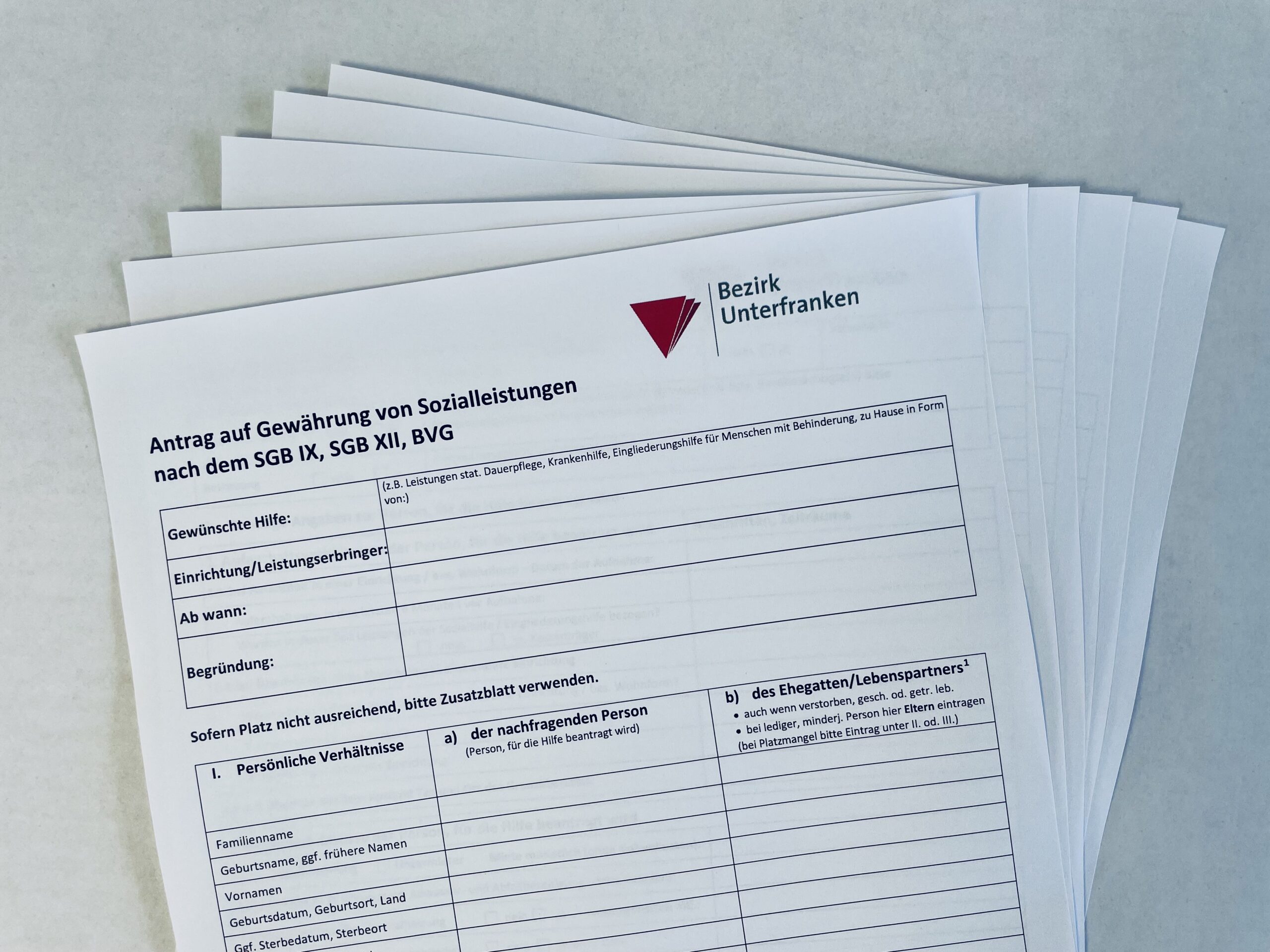 Umfassende Antragsformulare Das Bild zeigt die umfassenden Antragsformulare auf Gewährung von Sozialleistungen. Es handelt sich um insgesamt 6 Blätter.