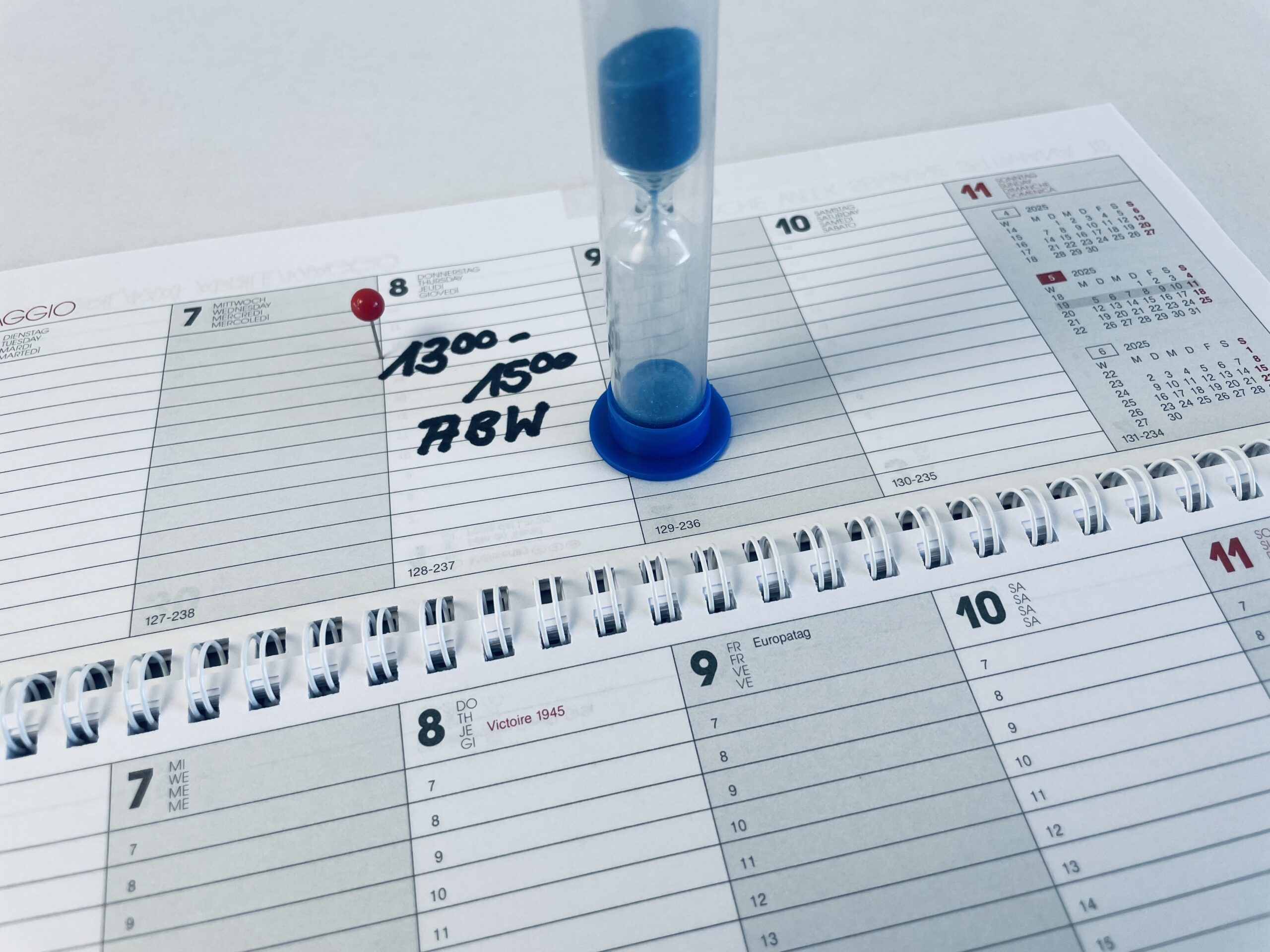 Terminkalender Das Bild zeigt einen Kalendereintrag mit einer Uhrzeit für einen Termin im Ambulant Betreuten Wohnen. Neben dem Kalendereintrag steht eine Sanduhr. Die Sanduhr soll zeigen, dass die Zeit bei den Terminen begrenzt ist.
