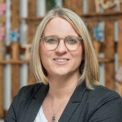 Das Bild zeigt Yvonne Schnellbacher. Sie ist die Geschäftsführerin und Gründerin von MiL.