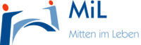 Das ist das Logo von MiL – Mitten im Leben. Das Logo besteht aus einem Bild und dem Namen. Es ist in blau und rot gehalten. Das Bild zeigt zwei Menschen, die sich gegenüberstehen und sich die Hand entgegenstrecken. Darunter sind zwei Formen, die sich überlappen. Das soll zeigen, dass man eine Brücke baut, also miteinander verbindet
