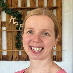 Das Bild zeigt Christina Kempf. Sie ist Mitarbeiterin in der Verwaltung von MiL.